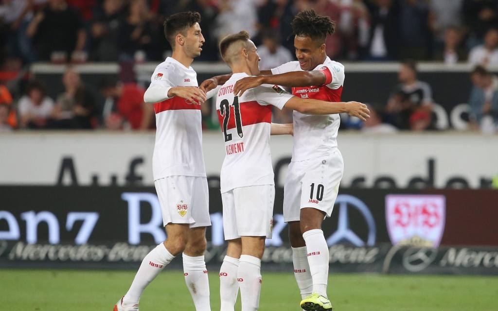 Torjubel 1:0 Stuttgart, V.li. Atakan Karazor (VfB) Philipp Klement (VfB) , Torschütze Daniel Didavi (VfB) . VfB Stuttgar-VfL Bochum