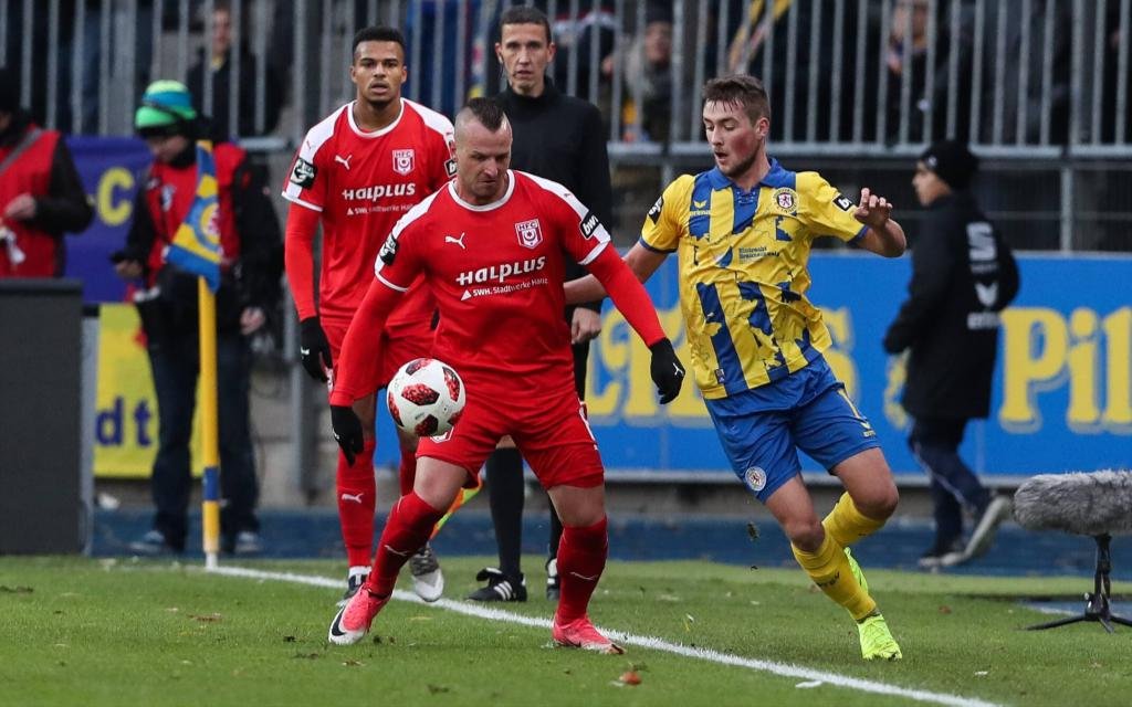 Toni Lindenhahn (Hallescher FC Halle) gegen Yari Otto (Eintracht Braunschweig) - 3. Liga Punktspiel Saison 2018-2019 Eintracht Braunschweig vs. Hallescher FC Halle im Eintracht Stadion in Braunschweig