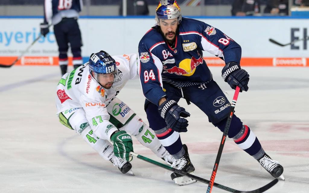 Panther Ullmann und roter Bulle Parkes kämpfen um den Puck.