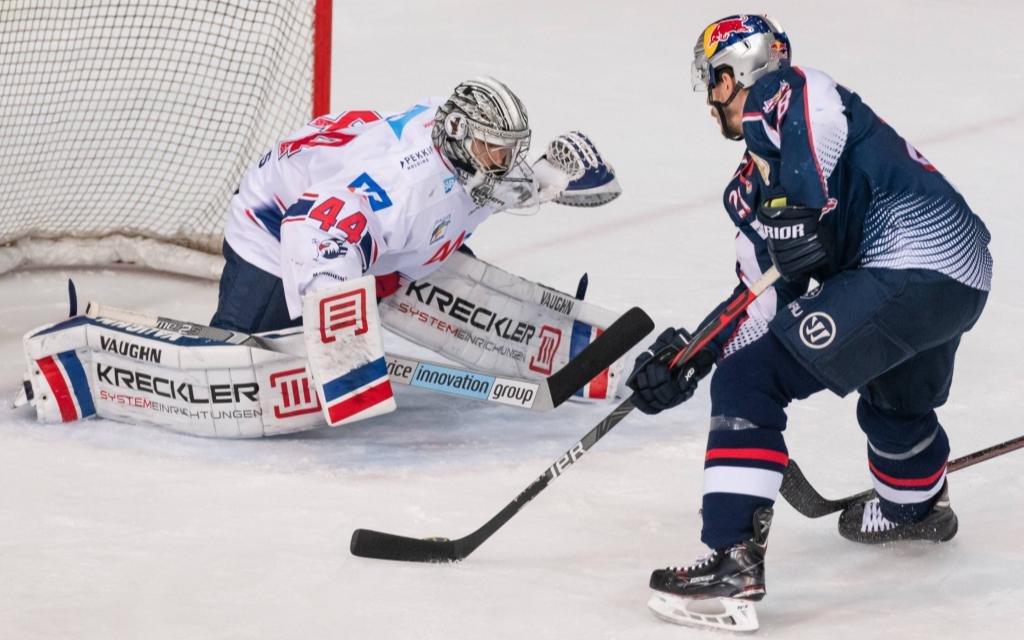 DEL-Playoff-Finale: Frank Mauer (l.) gegen Dennis Endras.