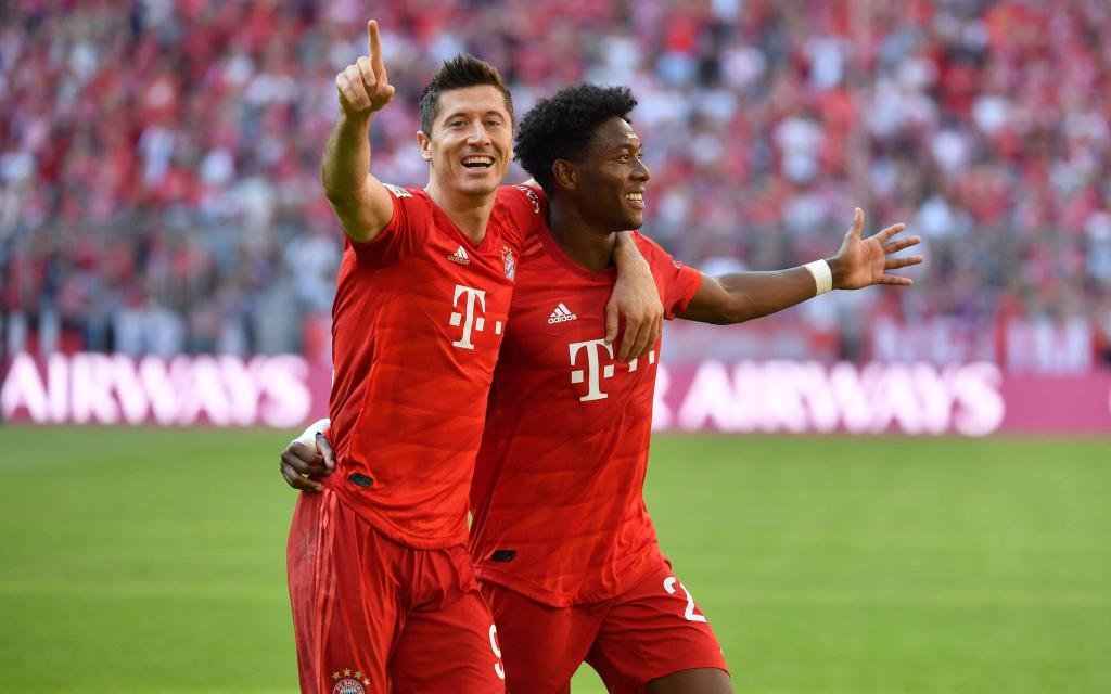 Torjubel Robert LEWANDOWSKI (Bayern Muenchen) mit David ALABA (Bayern Muenchen) nach Tor zum 5-1, Aktion,Jubel,Freude,Begeisterung, Fussball 1. Bundesliga,3.Spieltag,Spieltag03,, FC Bayern Muenchen M) - 1.FSV Mainz 05 (MZ) 6-1, am 31.08.2019 in Muenchen