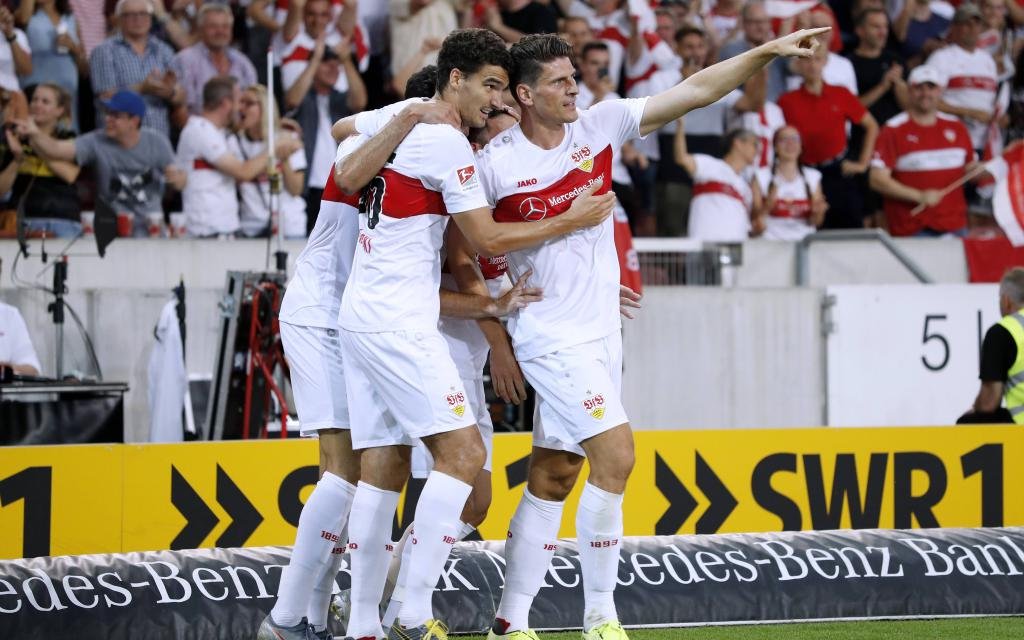 GOMEZ Mario Team VfB Stuttgart jubelt nach seinem Tor zum 1 : 0 mit KAMINSKI Marcin 2.Bundesliga Saison 2019-2020 Spiel VfB Stuttgart Hannover 96 2 : 1 am 26.07.2019 in Stuttgart