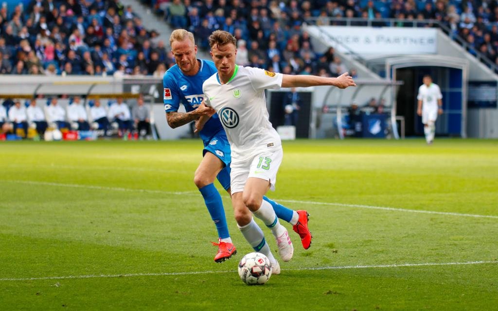 Fussball Bundesliga - TSG Hoffenheim vs. VFL Wolfsburg Sinsheim, Deutschland 28.April 2019: 1.BL - TSG Hoffenheim vs. VFL Wolfsburg v. li. im Zweikampf Kevin Vogt (Hoffenheim) und Yannick Gerhardt (Wolfsburg)