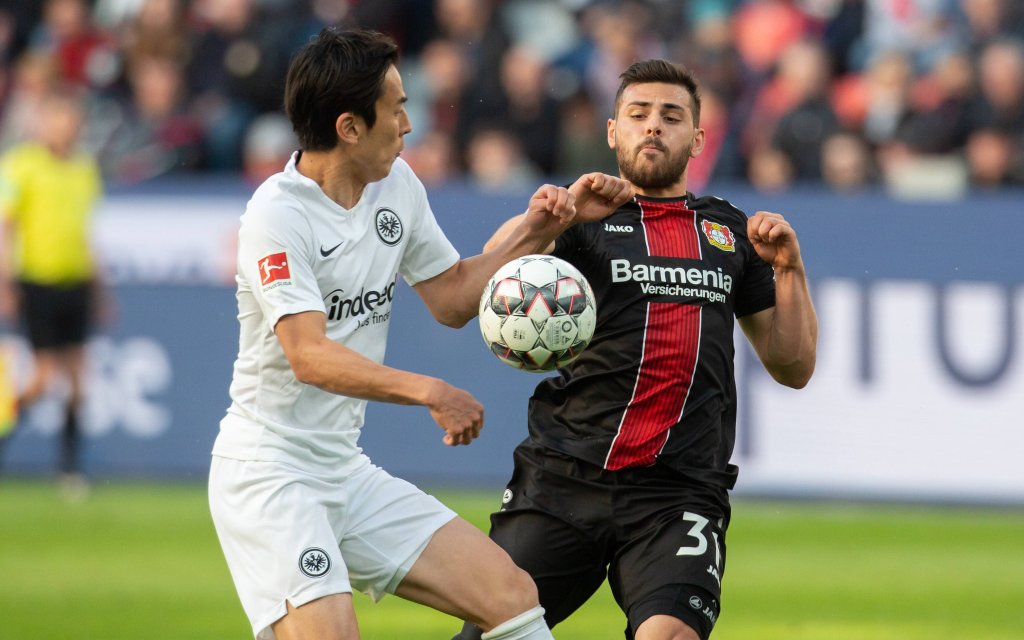 Leverkusen, Germany 05.05.2019, 1. Bundesliga 32. Spieltag, Bayer 04 Leverkusen - SG Eintracht Frankfurt, Makoto Hasebe (SGE) und Kevin Volland (B04) im Zweikampf