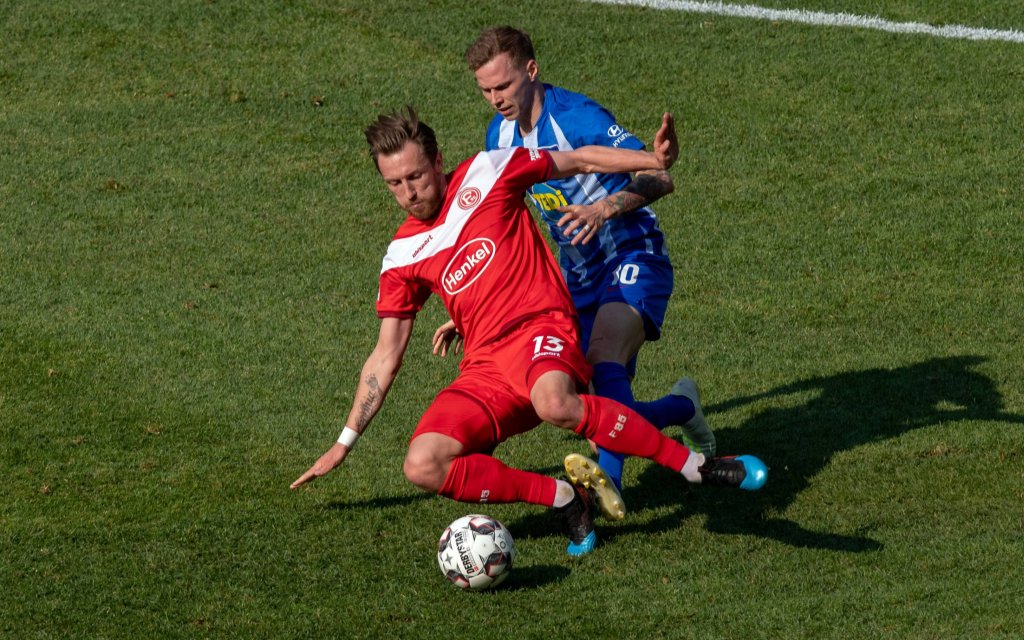 Fussball Berlin 06.04.2019 DFL / 1. Bundesliga Saison 2018/2019 Hertha BSC Berlin - Fortuna Düsseldorf Adam Bodzek (Düsseldorf, No.13) Ondrej Duda (Hertha BSC, No.10)