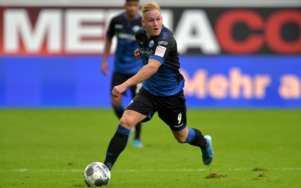 Kai Pröger beim Dribbling im Spiel Bayern München - SC Paderborn (3:2) in der Saison 2019/20.