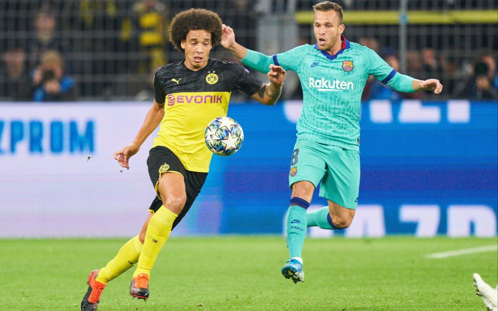 Axel Witsel im Zweikampf mit Arthur vom FC Barcelona.