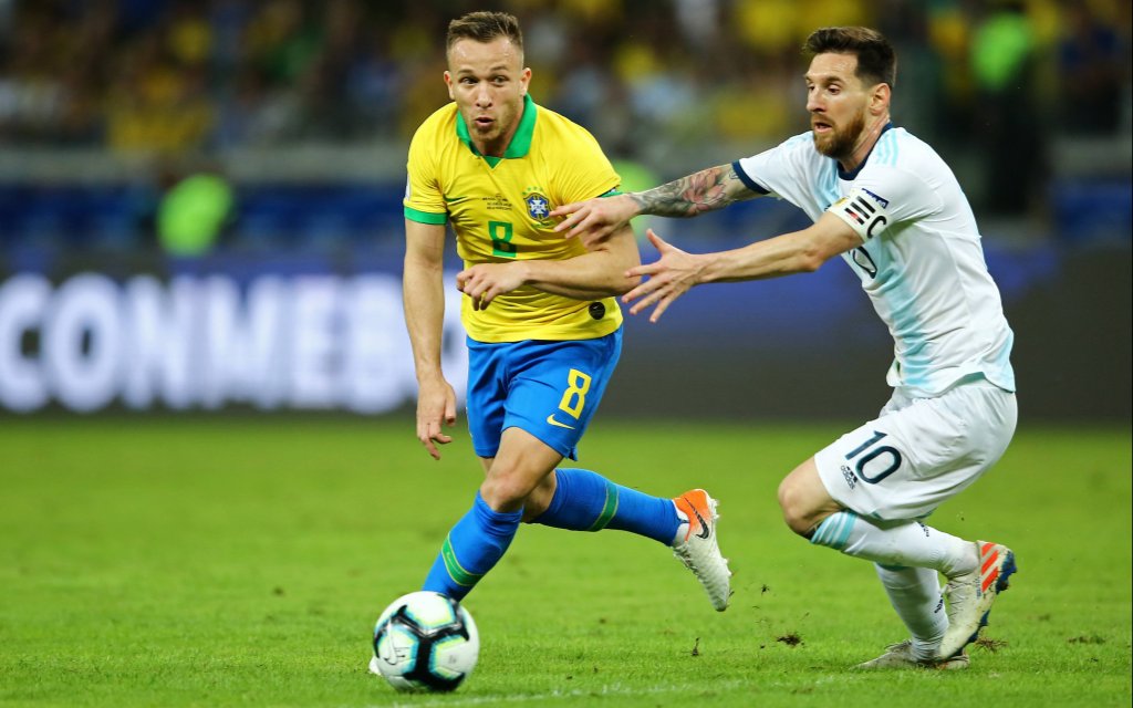 Artur im Zweikampf mit Lionel Messi bei der Copa America 2019.