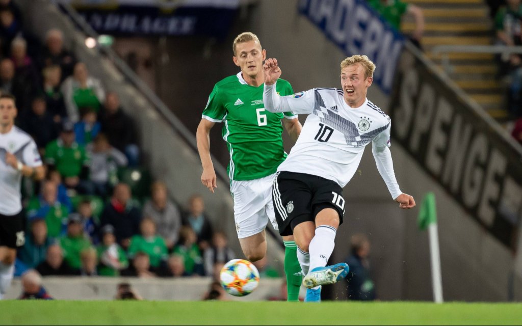 Belfast, Nordirland 09.09.2019, UEFA EM Qualifikation, Runde 6, Gruppe C, Nordirland - Deutschland, George Saville (Nordirland) und Julian Brandt (GER) im Zweikampf