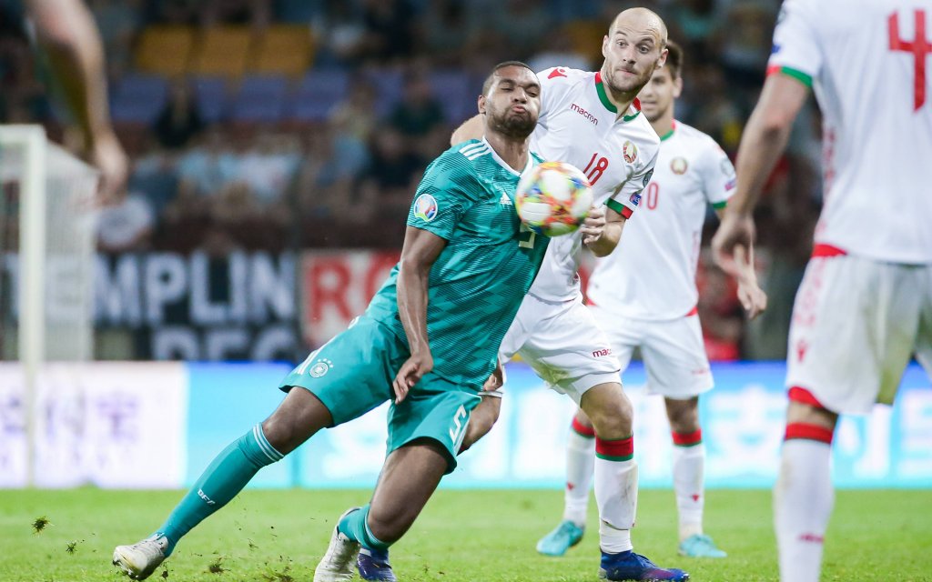 EM Quali, Weißrussland - Deutschland v. li. im Zweikampf Jonathan Tah (Deutschland) und Ivan Maevskiy (Weissrussland)