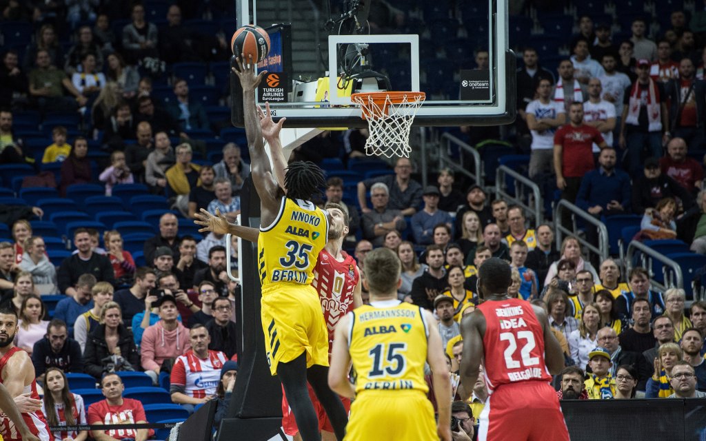 ALBA-Center Nnoko mit dem Hookshot in der EuroLeague