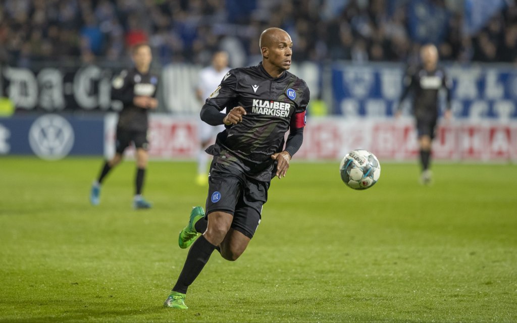 Deutschland, Darmstadt, Merck-Stadion am Boellenfalltor, 29.10.2019, SV Darmstadt 98 vs. Karlsruher SC - DFB Pokal Bild: v. l. David Pisot Karlsruher SC