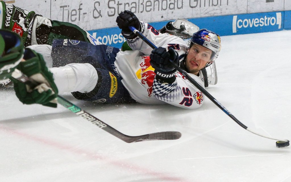 Mit Red Bull um jeden Puck kämpfen will Münchens Patrick Hager.