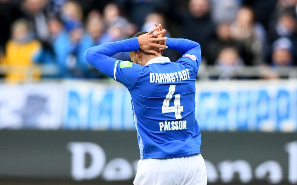 Victor Palsson / Plsson SV Darmstadt 98 enttaeuscht, enttaeuscht schauend,