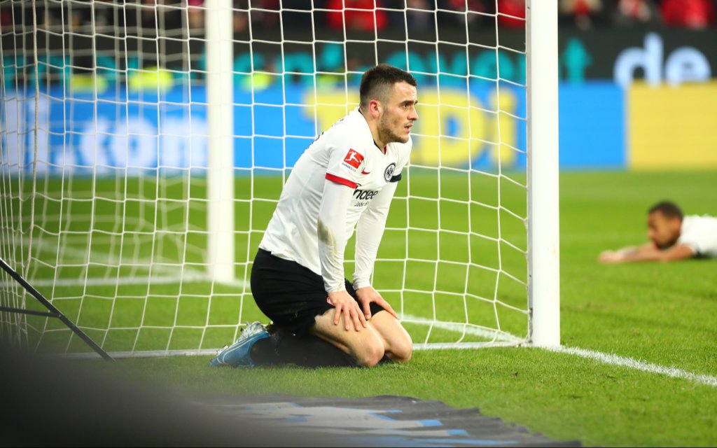 Filip Kostic Frankfurt kniet enttaeuscht neben dem Tor FSV Mainz 05 vs Eintracht Frankfurt, Fussball, 1. Liga, 02.12.2019