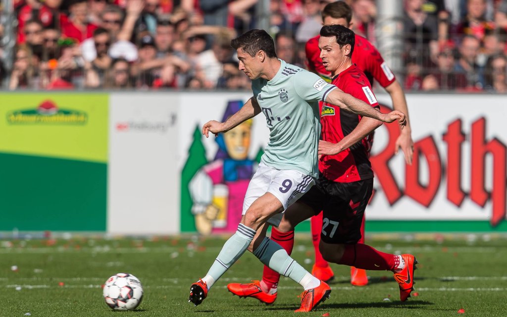 Freiburg, Germany 30.03.2019, 1. Bundesliga, 27. Spieltag, SC Freiburg - Bayern Muenchen, Robert Lewandowski (FCB) und Nicolas Hoefler (SCF) im Zweikampf