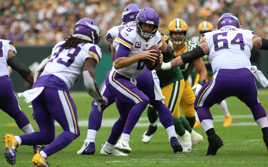 Minnesotas Quarterback Cousins vor dem Handoff im Spiel gegen Green Bay