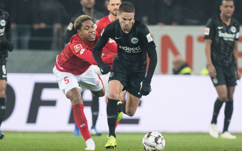 Jean-Paul BOETIUS (li., MZ) haelt Mijat GACINOVIC (F), Aktion, Zweikampf, Fussball 1. Bundesliga, 16. Spieltag, 1.FSV Mainz 05 (MZ) - Eintracht Frankfurt (F) 2:2, am 19.12.2018 in Mainz/ Deutschland.