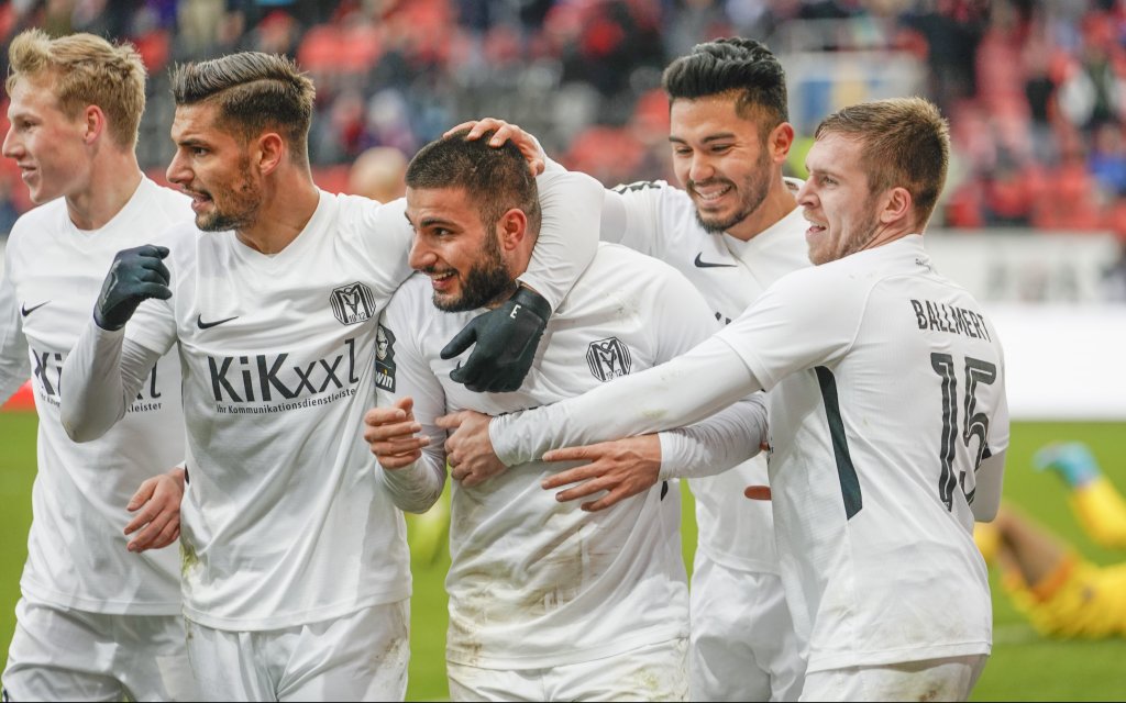 Audi-Sportpark, Ingolstadt, GER, 3. Liga, 17. Spieltag, FC Ingolstadt 04 vs SV Meppen, Deniz Undav SV Meppen 9, Mitte, jubelt nach seinem 1:1-Ausgleich mit Luka Tankulic SV Meppen