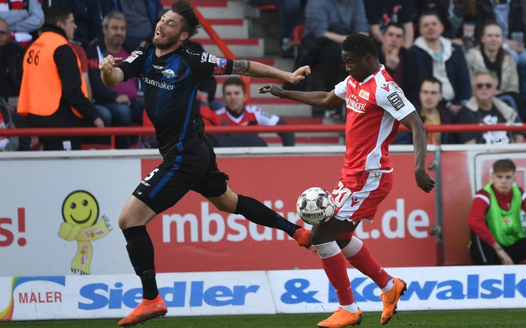 Fussball, Herren, Saison 2018/2019, 2. Bundesliga (27. Spieltag), 1. FC Union Berlin - SC Paderborn (1:3), v. l. Christian Strohdiek (SC Paderborn 07), Suleiman Abdullahi (1. FC Union)