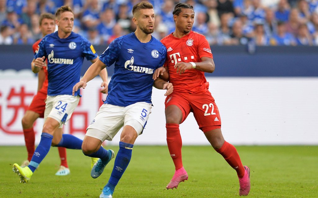 Gelsenkirchen, Germany 24.08.2019, 1. Bundesliga, 2. Spieltag, FC Schalke 04 - FC Bayern Muenchen, Matija Nastasic (S04) und Serge Gnabry (FCB) im zweikampf