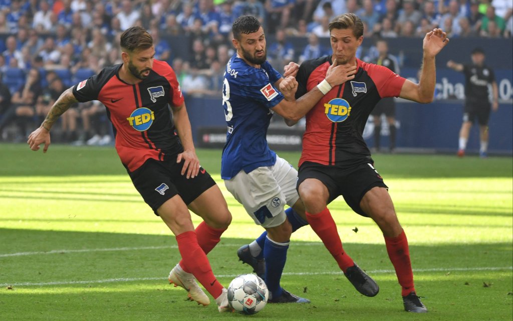 31.08.2019, Fussball GER, Saison 2019 2020, 1. Bundesliga, 3. Spieltag, FC Schalke 04 - Hertha BSC Berlin 3:0, v.li., Marvin Plattenhardt (Hertha BSC), Daniel Caligiuri (FC Schalke 04), Niklas Stark (Hertha BSC)