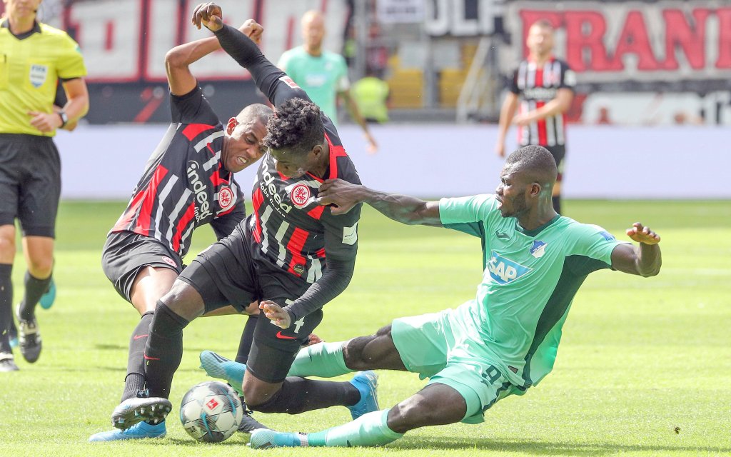 v.l. Gelson Fernandes (Eintracht Frankfurt, 5) Danny da Costa (Eintracht Frankfurt, 24) Ihlas Bebou (TSG 1899 Hoffenheim, 9)