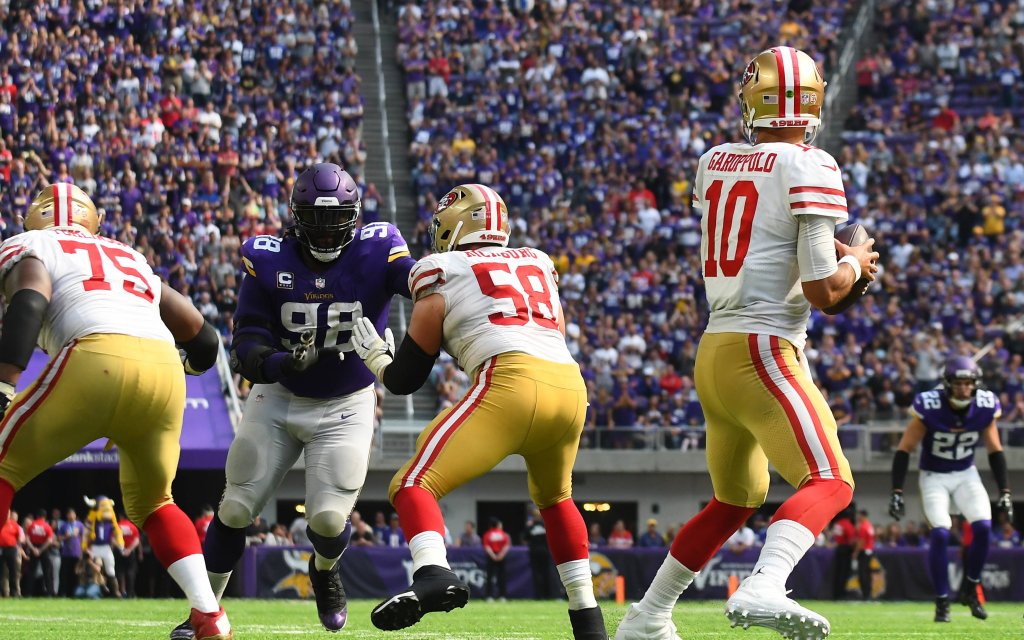 San Franciscos Garoppolo (r.) auf der Suche nach einem Anspiel