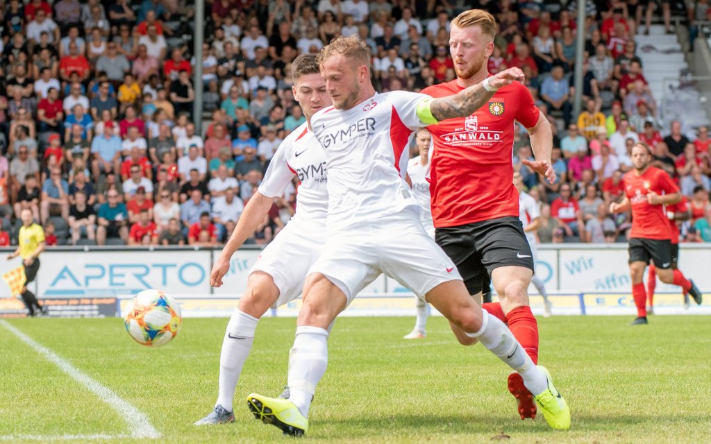 Dominik Schad, Lautern (l.) und Christoph Hemlein (1.FC Kaiserslautern) und Dominik Martinovic (SG Sonnenhof Großaspach).