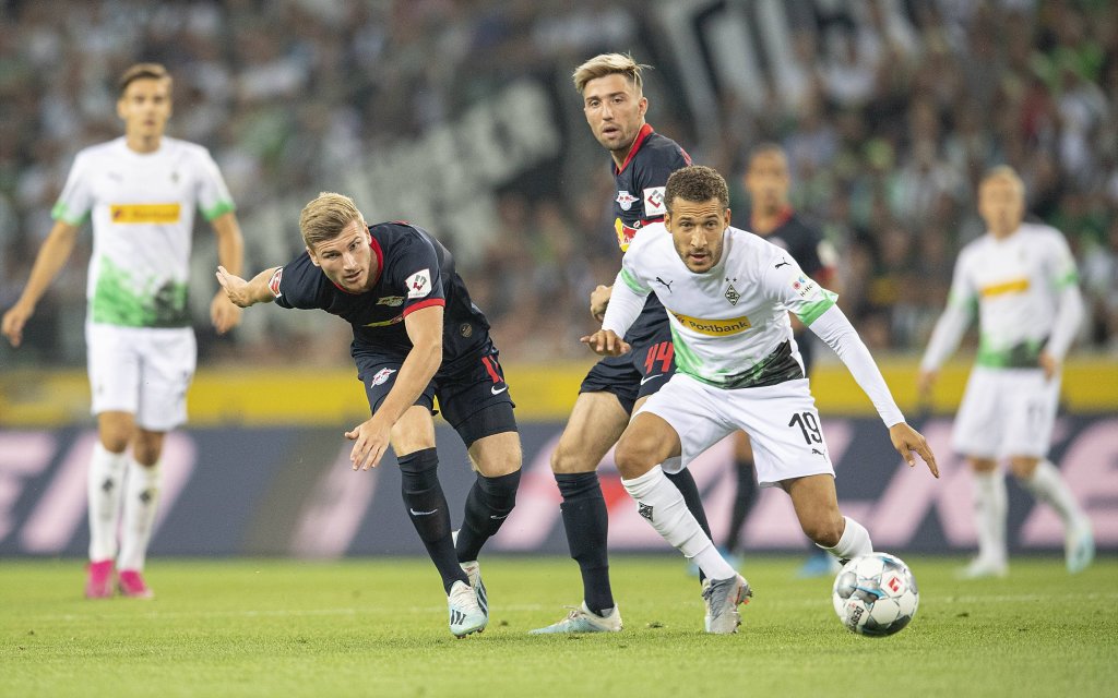 Timo WERNER l. (L) im Zweikampf gegen Fabian JOHNSON (MG), Aktion, Fussball 1. Bundesliga, 3.Spieltag, Borussia Moenchengladbach (MG) - RB Leipzig (L))