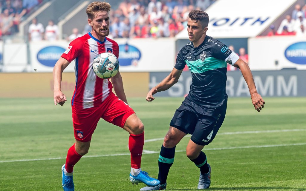 Kolja Pusch (l.) vom FCH und Marc Oliver Kempf (Stuttgart) im Zweikampf