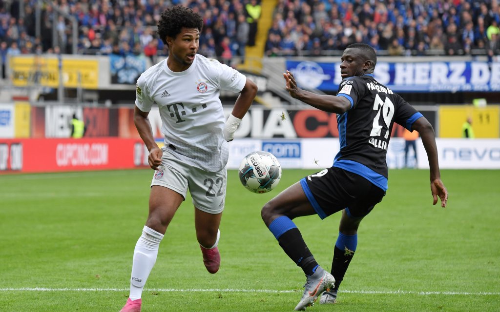 28.09.2019, Fussball GER, Saison 2019 2020, 1. Bundesliga, 6. Spieltag, SC Paderborn 07 - FC Bayern Muenchen 2:3, e Gnabry Bayern Muenchen, li., gegen Jamilu Collins SC Paderborn 28 09 2019