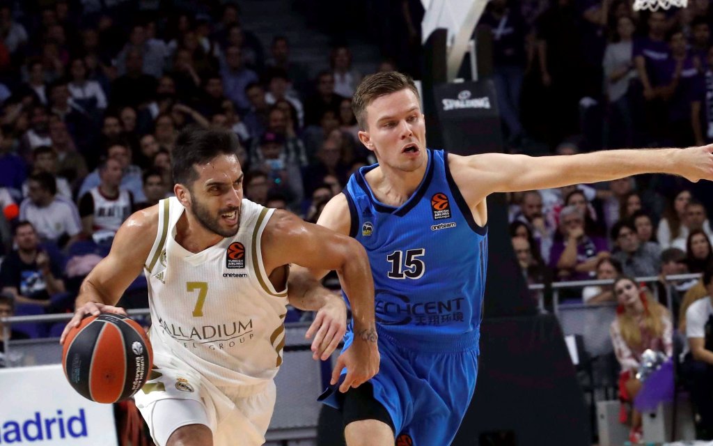 Spielmacher Campazzo (l.) von Real Madrid mit dem Dribbling gegen Berlins Hermannson (r.) im Hinspiel in Madrid