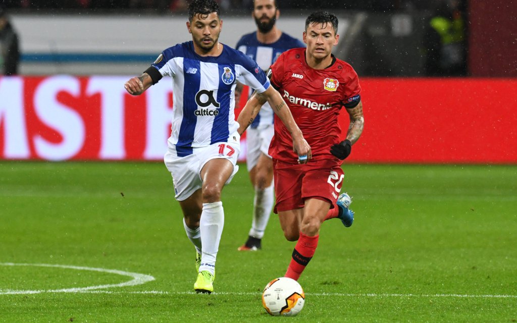 imago images/Eibner | Charles Aranguiz Bayer 04 Leverkusen im Zweikampf mit Jesus Corona FC Porto . 20.02.2020, Fussball, Europaleague, Bayer 04 Leverkusen gegen FC Porto