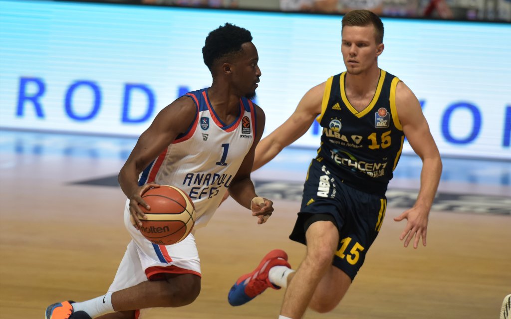 Efes-Guard Beaubois (l.) mit dem Drive gegen Hermannsson (r.) von ALBA Berlin