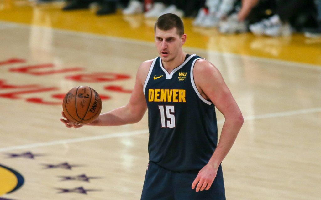 Nuggets-Center Jokic mit dem so typischen Aufbauspiel und dem Ball in der Hand