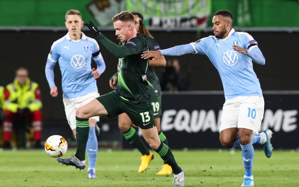 Yannick Gerhardt VfL Wolfsburg gegen Isaac Kiese Thelin Malmö FF - Europa League Saison 2019-2020 VfL Wolfsburg vs. Malmö FF in der Volkswagen Arena in Wolfsburg