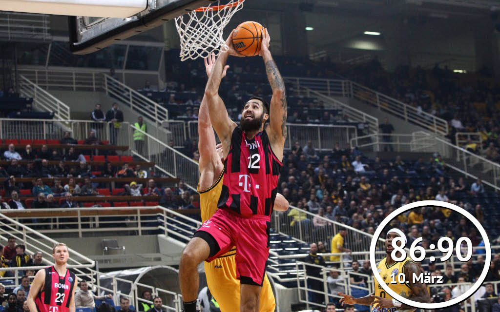 Big Man Breunig (M.) von den Telekom Baskets mit dem Abschluss in Spiel 1 gegen AEK