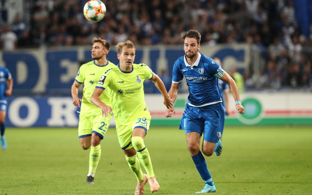 Christian Beck (1. FC Magdeburg) gegen Lukas Boeder (MSV Duisburg) - 3. Liga Fußball Saison 2019-2020 Punktspiel 1. FC Magdeburg vs. MSV Duisburg in der MDCC Arena in Magdeburg