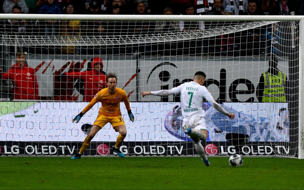 Fußball 1. Bundesliga 07. Spieltag Eintracht Frankfurt - SV Werder Bremen am 06.10.2019 in der Commerzbank-Arena in Frankfurt Elfmeter zum 2:2 durch Milot Rashica Bremen