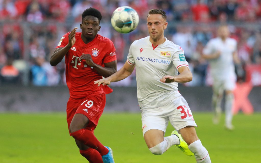 Bayer Alphonso Davies (l.) gegen Christopher Lenz (1. FC Union Berlin)