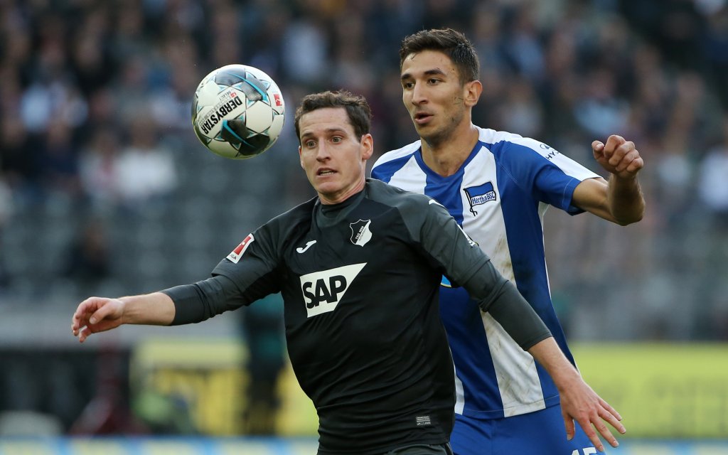 Hoffenheims Rudy (l.) im Duell mit Berlins Grujic (r.)