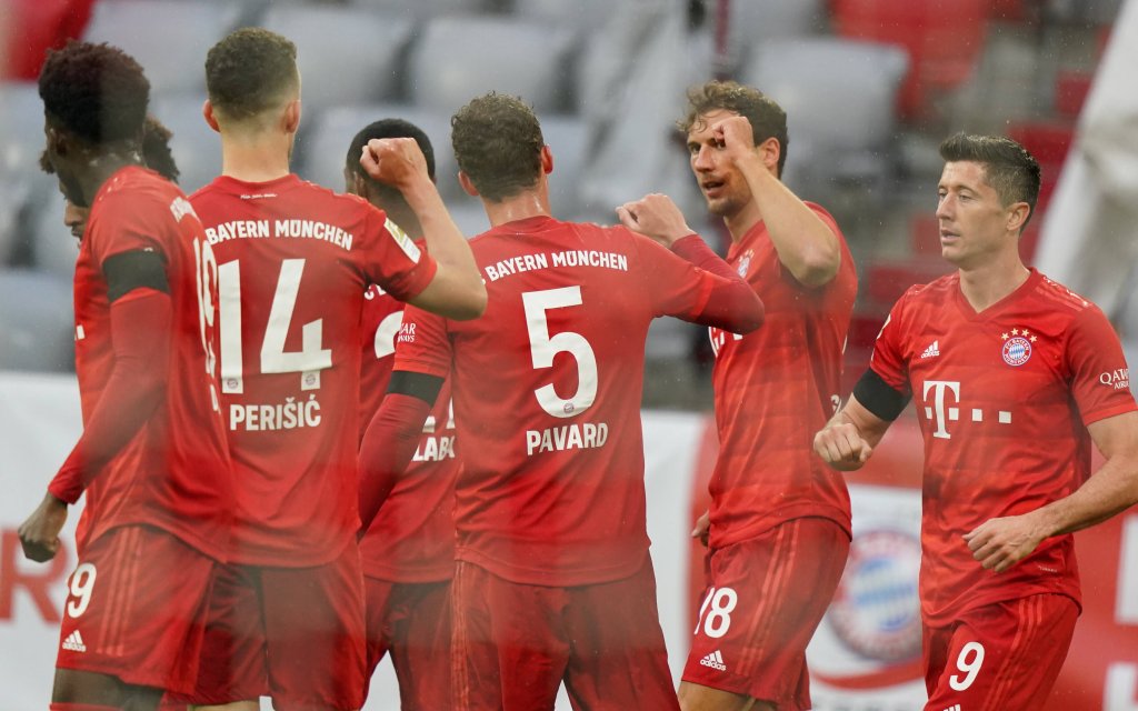 1.Bundesliga FC BAYERN MUENCHEN - EINTRACHT FRANKFURT Muenchen, Deutschland, 23. Mai 2020, Leon GORETZKA, FCB 18 Torjubel 1-0 mit Benjamin PAVARD, FCB 5, Robert LEWANDOWSKI, FCB 9 , Ivan PERISIC