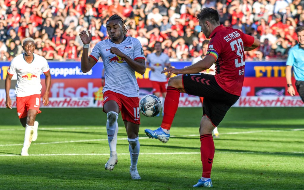 Fussball Bundesliga - 19/20 - SC Freiburg vs. RB Leipzig - 26-10-2019 Christian Guenter SC Freiburg 30 im Zweikampf mit Christopher Nkunku RB Leipzig