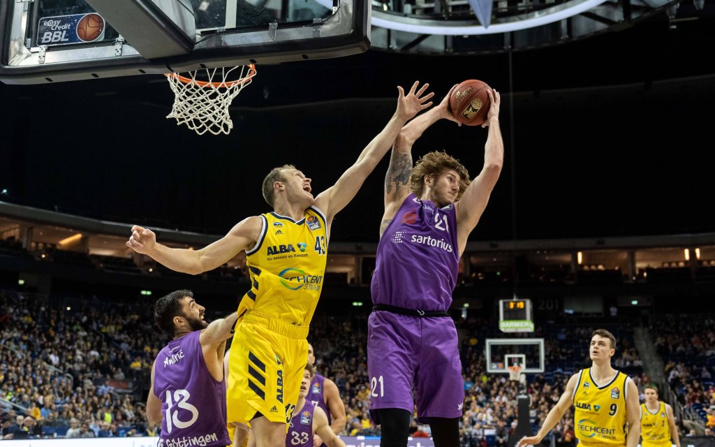 ALBAs Sikma beim Kampf um den Ball mit Göttingens Osetkowski (r.)