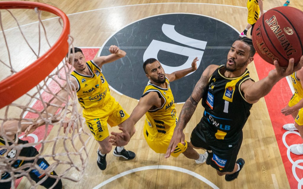 BBL-Finale: Ludwigsburgs Weiler-Babb (2.v.r.) vorbei an der Berliner Defense um Nationalspieler Thiemann (2.v.l.)