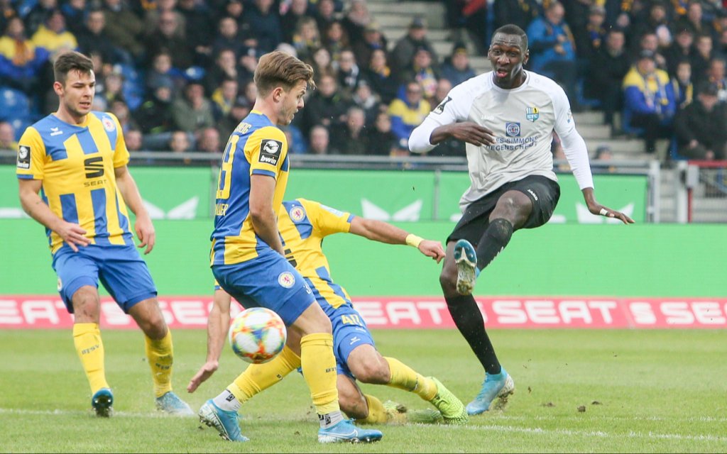 raunschweig, 23.11.2019, Eintracht-Stadion, Fußball, Herren, 3. Liga, 16. Spieltag , Eintracht Braunschweig - Chemnitzer FC 2:1 0:1 , Im Bild v.l.: Patrick Kammerbauer 39, Braunschweig und Tarsis Bonga 32, Chemnitz