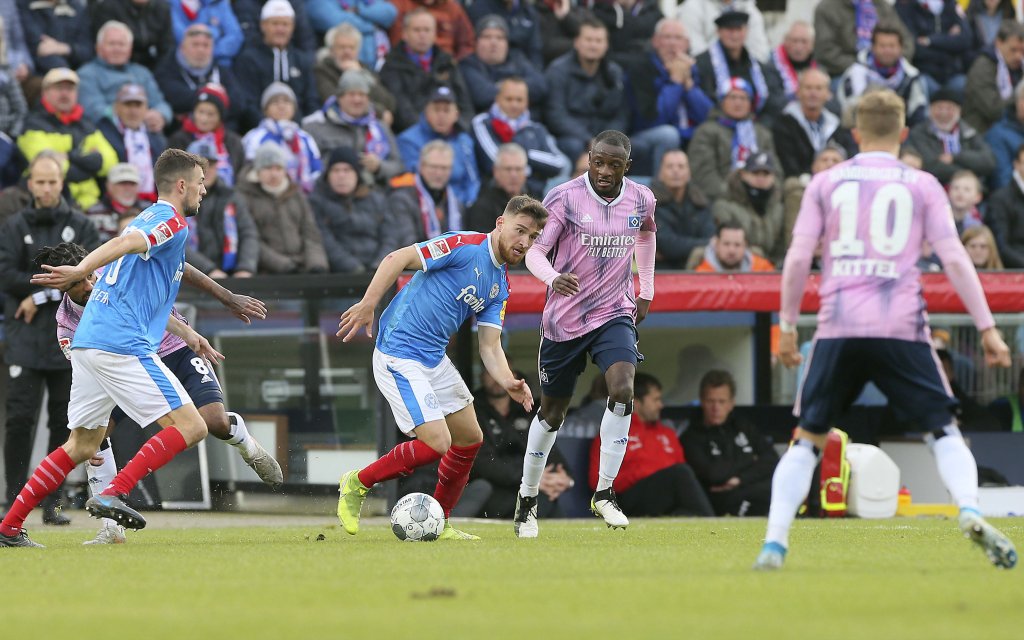 Salih Özcan Holstein gegen David Kinsombi Fussball - 2. Bundesliga , am Sa. 09.11.2019 Holstein Kiel - Hamburger SV