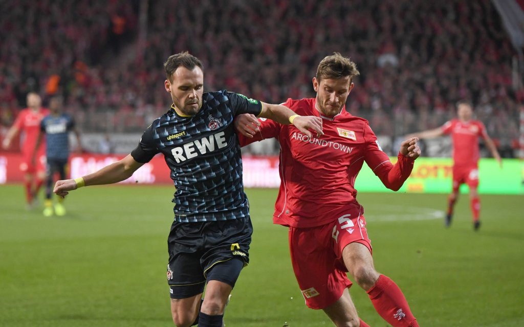 Kölns Verstraete (l.) und Berlins Lenz (r.) beim Kampf um den Ball