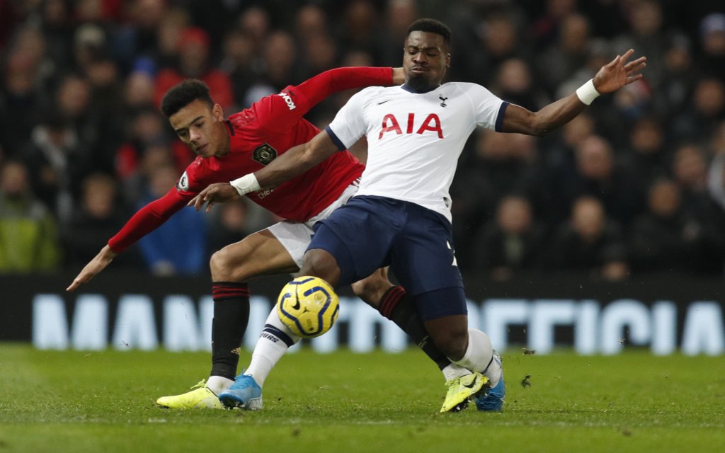 Serge Aurier und Mason Greenwood im Zweikampf im Spiel zwischen Manchester United und Tottenham Hotspur Saison 2019/20.